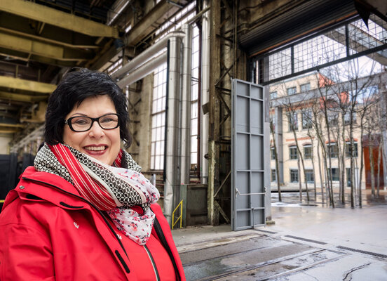 Ursula Saner Davare zeigt auf der Sulzer Arealführung das industrielle Erbe Winterthurs.